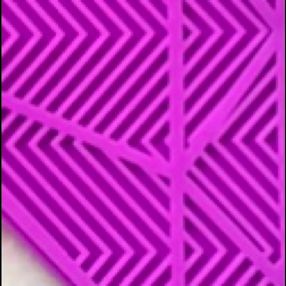 NIP Silicone Diamond Shaped Brush Cleaner 💜 - Picture 4 of 4